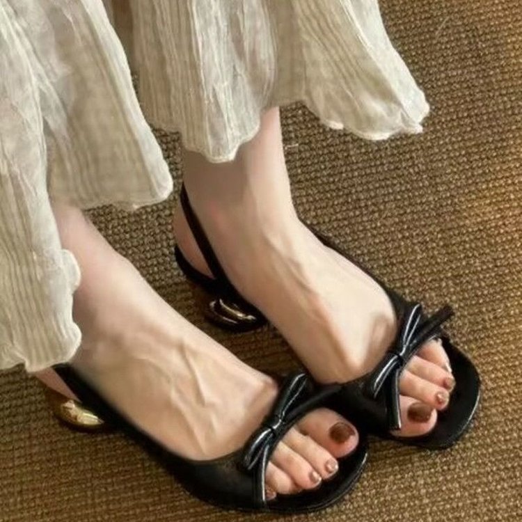 Retro arco de tacones gruesos sandalias de dedos desnudos mujeres 2026 nuevo outerwear de verano con falda hermoso tacones franceses image 6