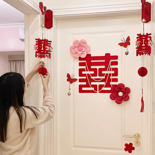 Wedding decoration, pasting auspicious characters on the door of the bride's bedroom, decorating the groom's room with flower garlands and hanging ornaments, wedding festive door stickers