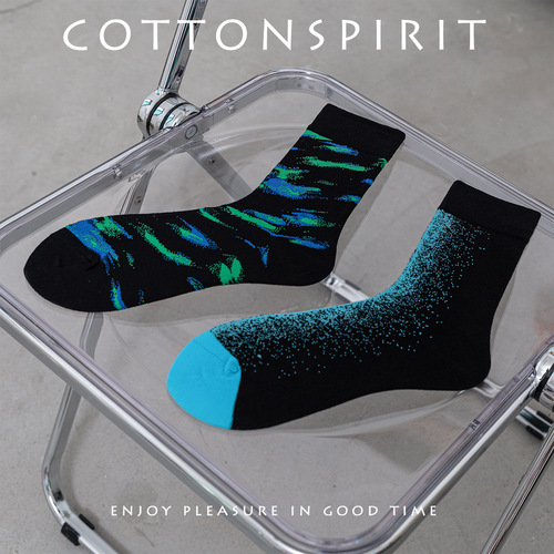Black Aurora Socks for Men and Women, Instagram Trendy, Korean Street Style, Sporty, Sweat-absorbent, Personality Middle Calf Gradient Color Matching Socks
