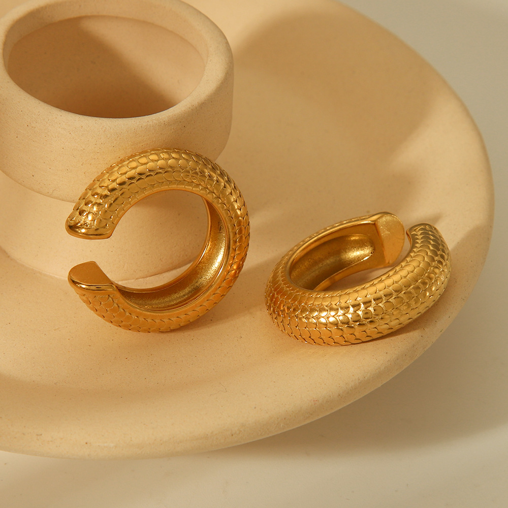 Pinzas para los oídos huecas de galvanoplastia al vacío de acero inoxidable de celebridades netas de INS, pendientes de alta gama de todo fósforo de moda femenina de nicho