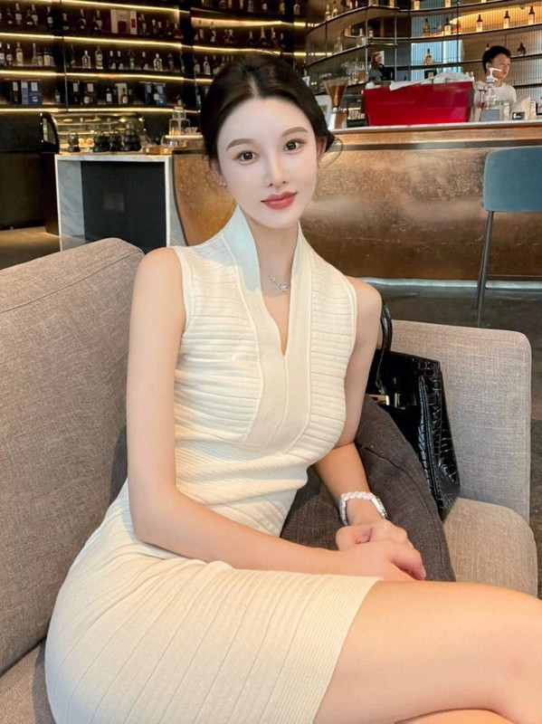 高級感気質女神范純欲小香風フランス式キキョウ白修身vネックメリヤスヒップワンピース|undefined