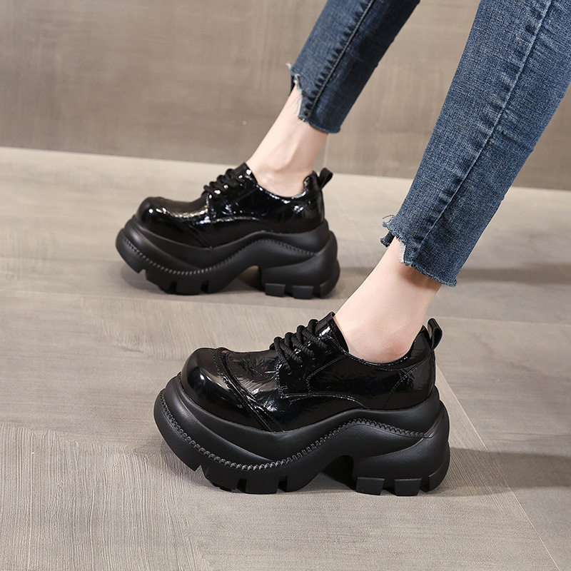 Giày sneaker nữ đế dày tăng chiều cao phong cách Anh Quốc mũi to — màu đen