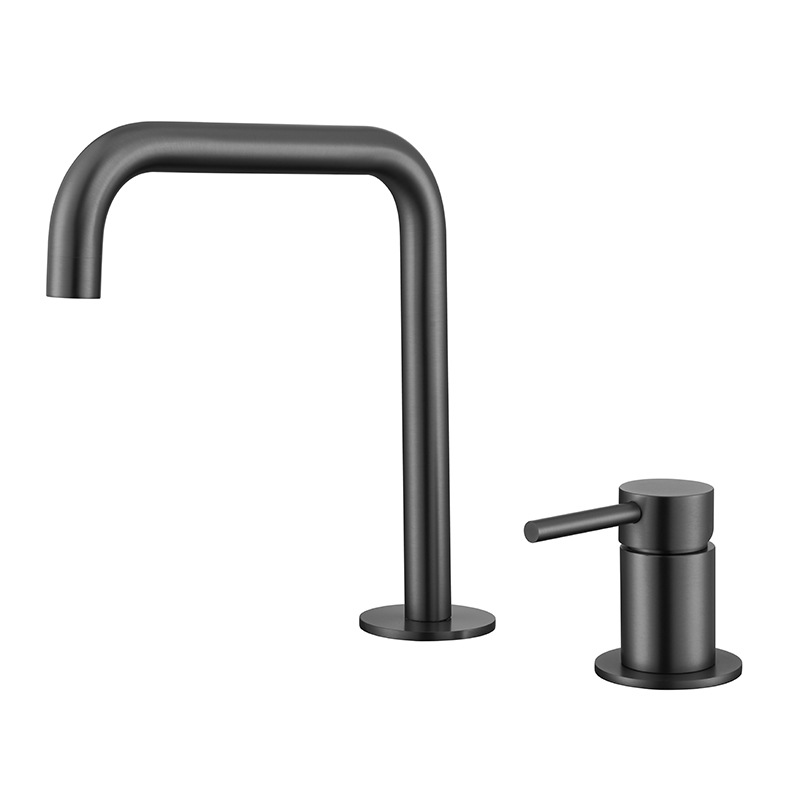 Tubo de siete caracteres sobre lavabo-pistola gris