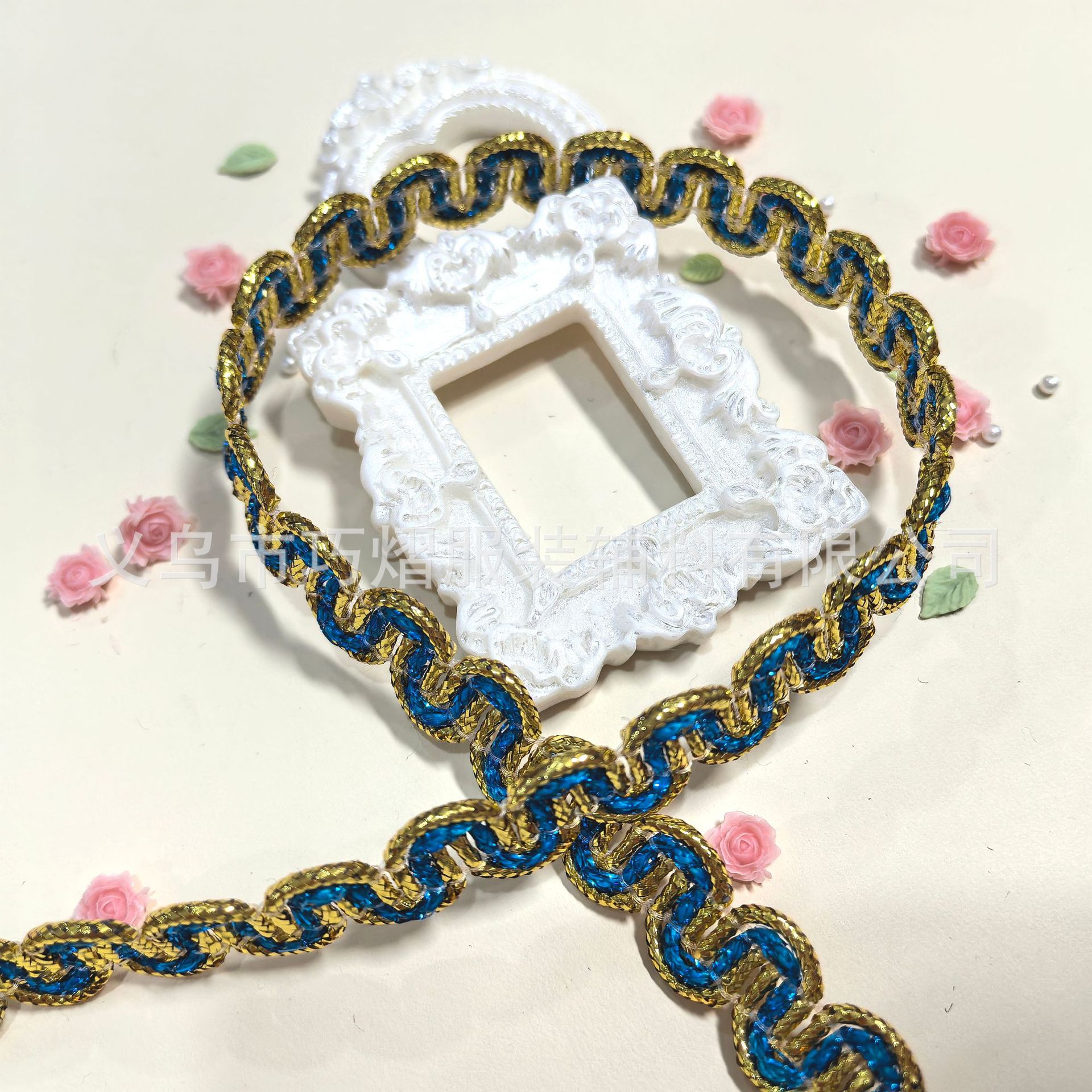 Venta al por mayor de fábrica de color de oro y plata lentejuelas florales con adornos accesorios de ropa accesorios de estilo étnico ondulado