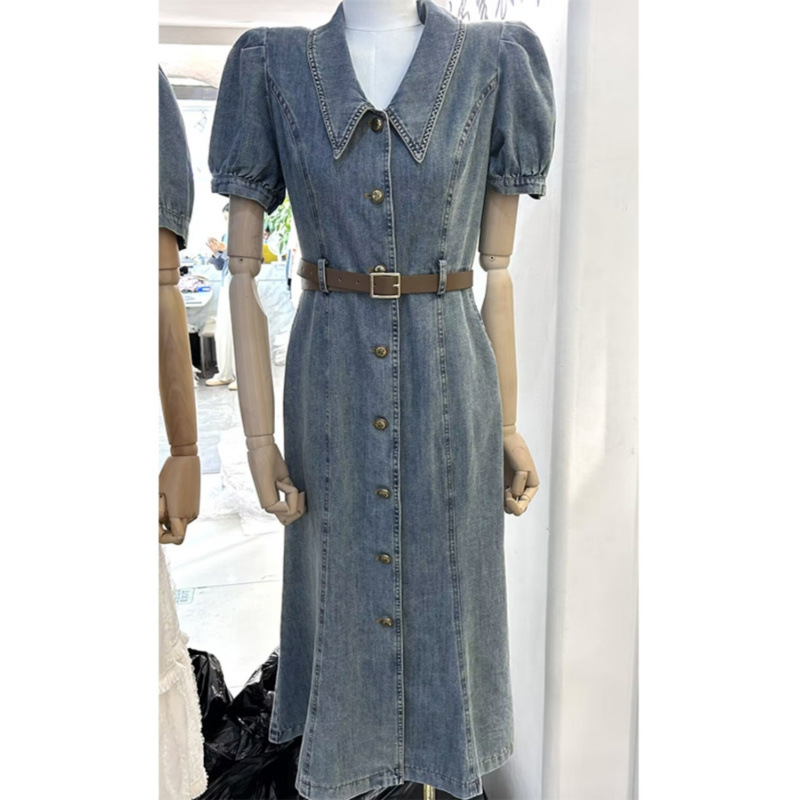 Fashionable retro denim skirt