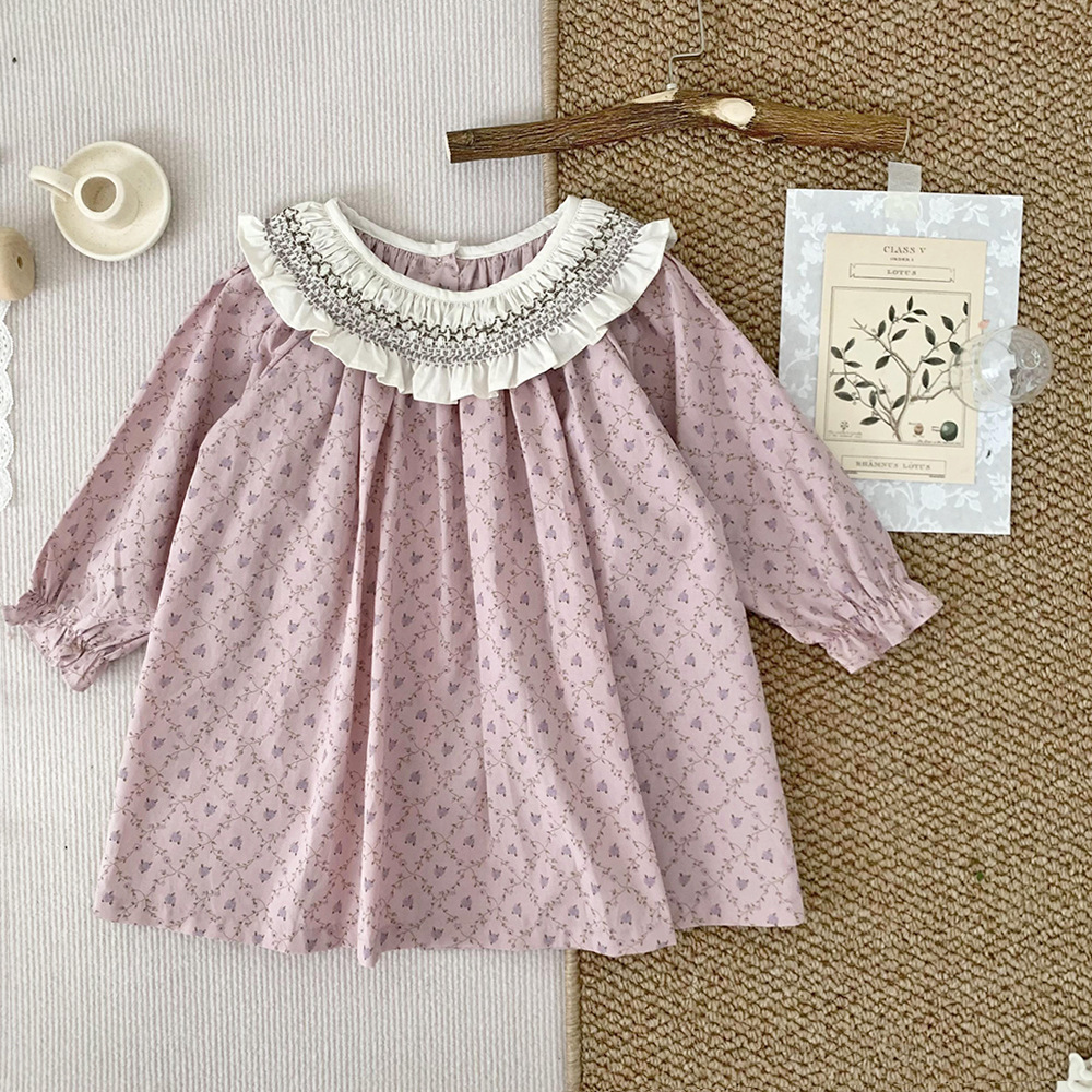 Dress with a round collar
