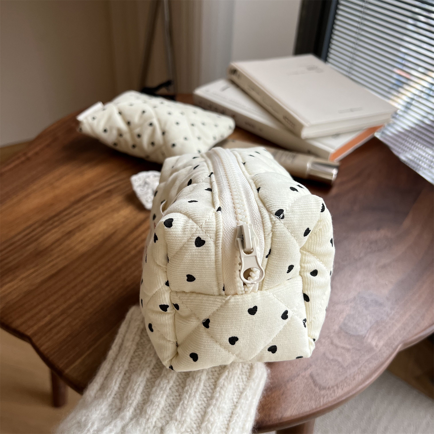 30g Weight Canvas Lining Material Zipper Closure Type / Strap Type Cosmetic Bag Bags Type Holiday, Daily Occasion Corduroy Material Heart Shape, Flower Pattern All Seasons Season Women's Gender Classic Style Style Square Shape Classic Style Heart Shape Flower Corduroy Square Makeup Bags 18