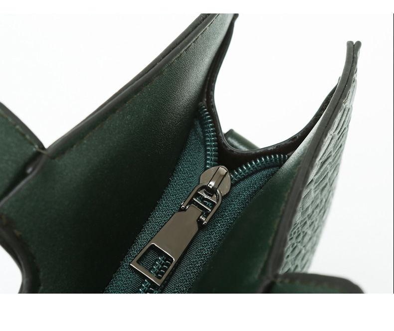 Women's Medium Pu Leather Crocodile Fashion Square Zipper Crossbody Bag display picture 36