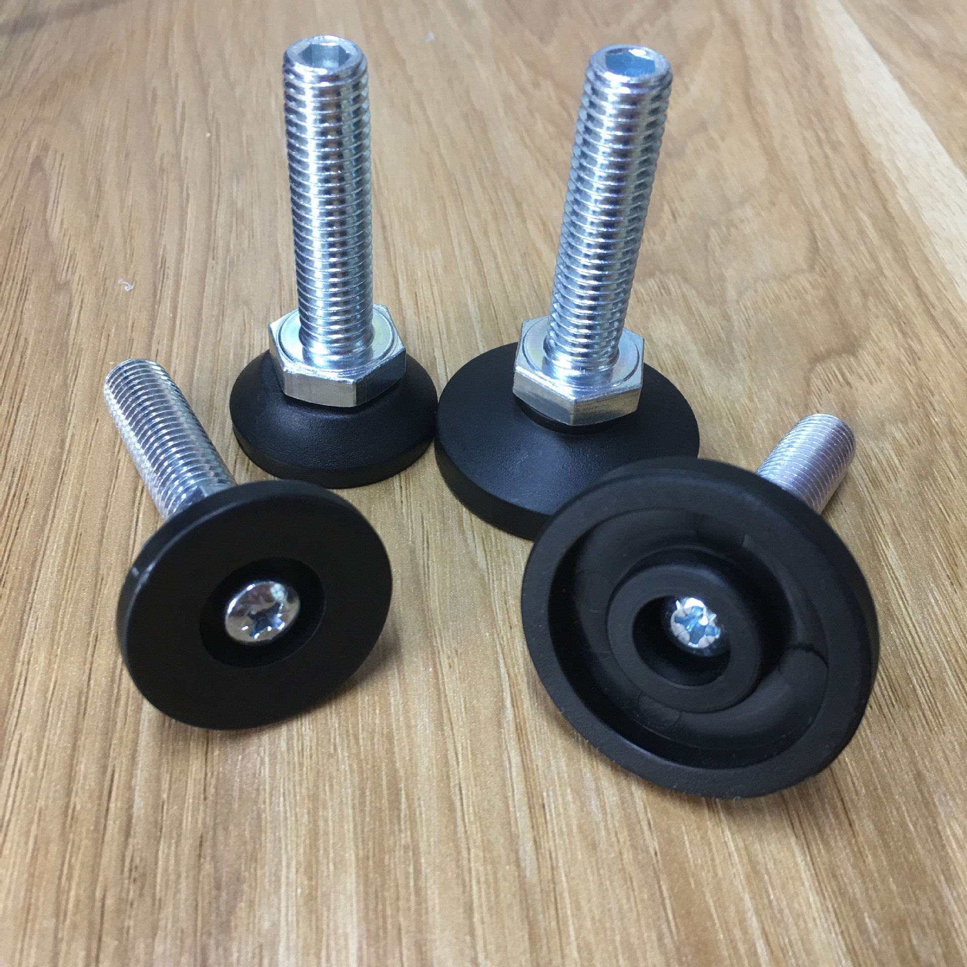 Pequeño al por mayor chasis móvil giratorio hexagonal Pie ajustable sofá pie estera mesa y silla muebles Pie ajustable