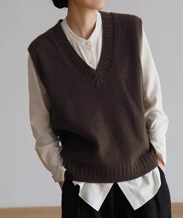 Classic all-match sweater V-neck vest for women Autumn New slimming design sense niche sleeveless knitted vest for women Classic all-match sweater V-neck vest for women Autumn New slimming design sense niche sleeveless knitted vest for women