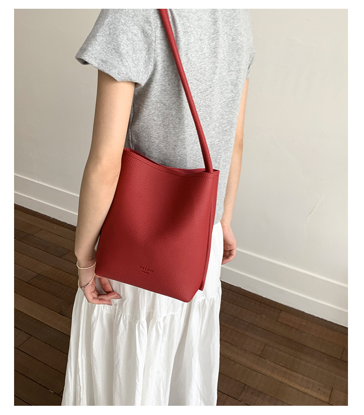 A trendy and versatile single-shoulder underarm bag for women in the summer of 2025, featuring a niche design and a simple commuting bucket bag undefined