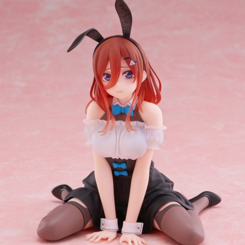 五等分の花嫁のバニーガール中野三玖がひざまずいています。|undefined