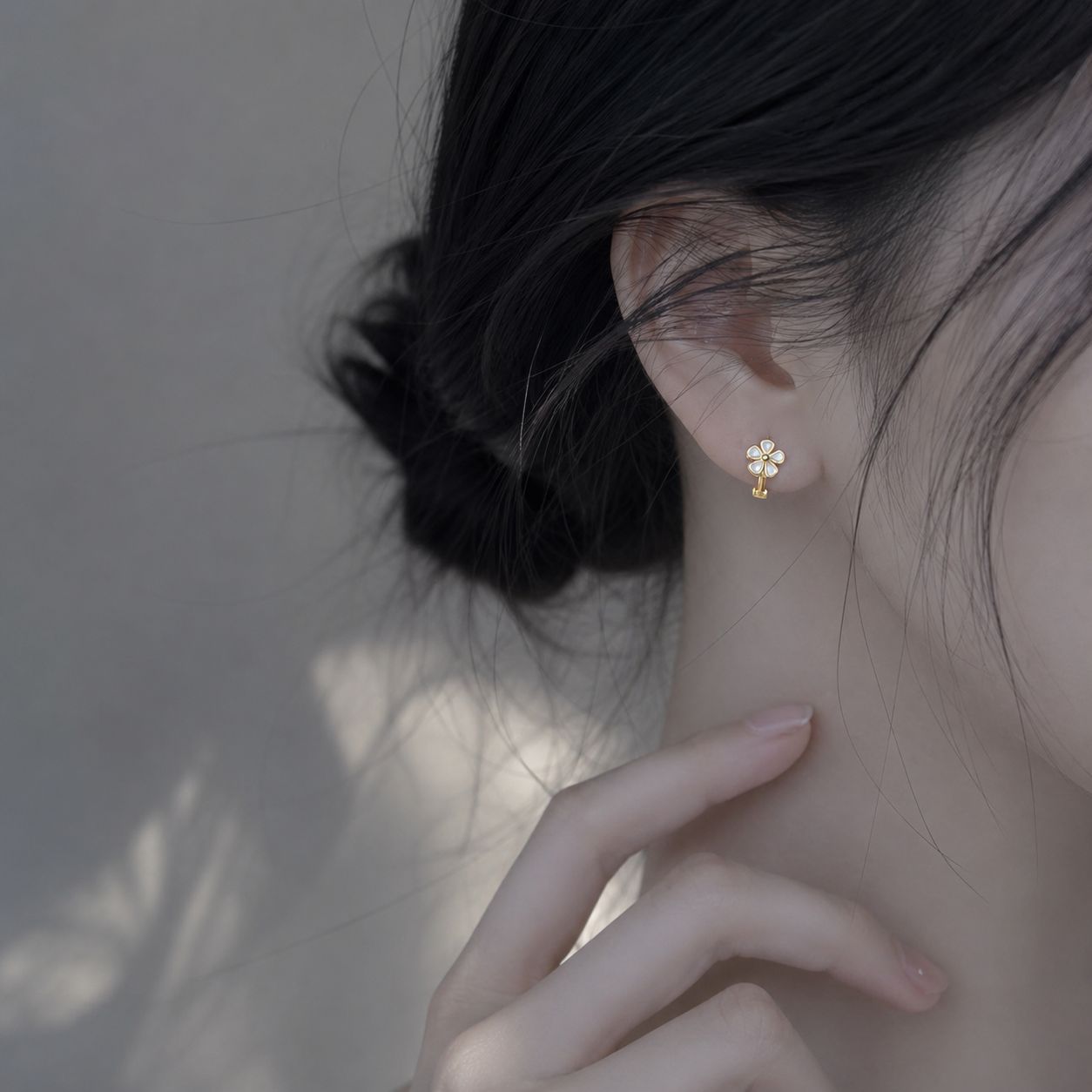Korean-style fresh and delicate petal earrings, trendy and super cute small flower earrings, sweet little daisy hoop earrings for girls