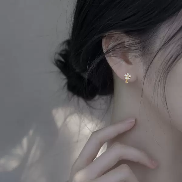 Korean-style fresh and delicate petal earrings, trendy and super cute small flower earrings, sweet little daisy hoop earrings for girls