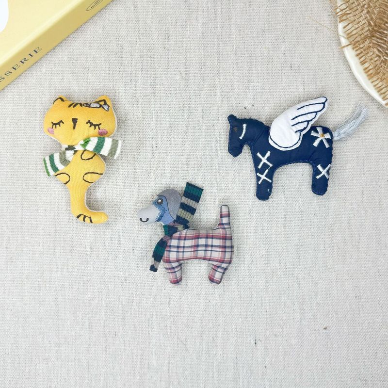 新款布艺diy围巾小熊小猫胸针小飞马发饰衣服包包配件服装辅料|undefined