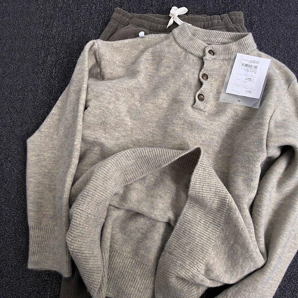 Pull rétro américain à col Henry pour homme et femme, idéal pour l'automne et l'hiver. Style décontracté et haut de gamme, avec un bas en maille tendance._voghion.com