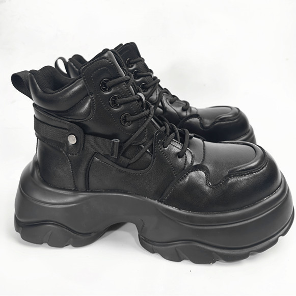 ヨーロッパ駅2024秋冬の新型ハイシューズのビスケットの厚い底のショートブーツのヨーロッパ商品の爆発金が高くなりました。