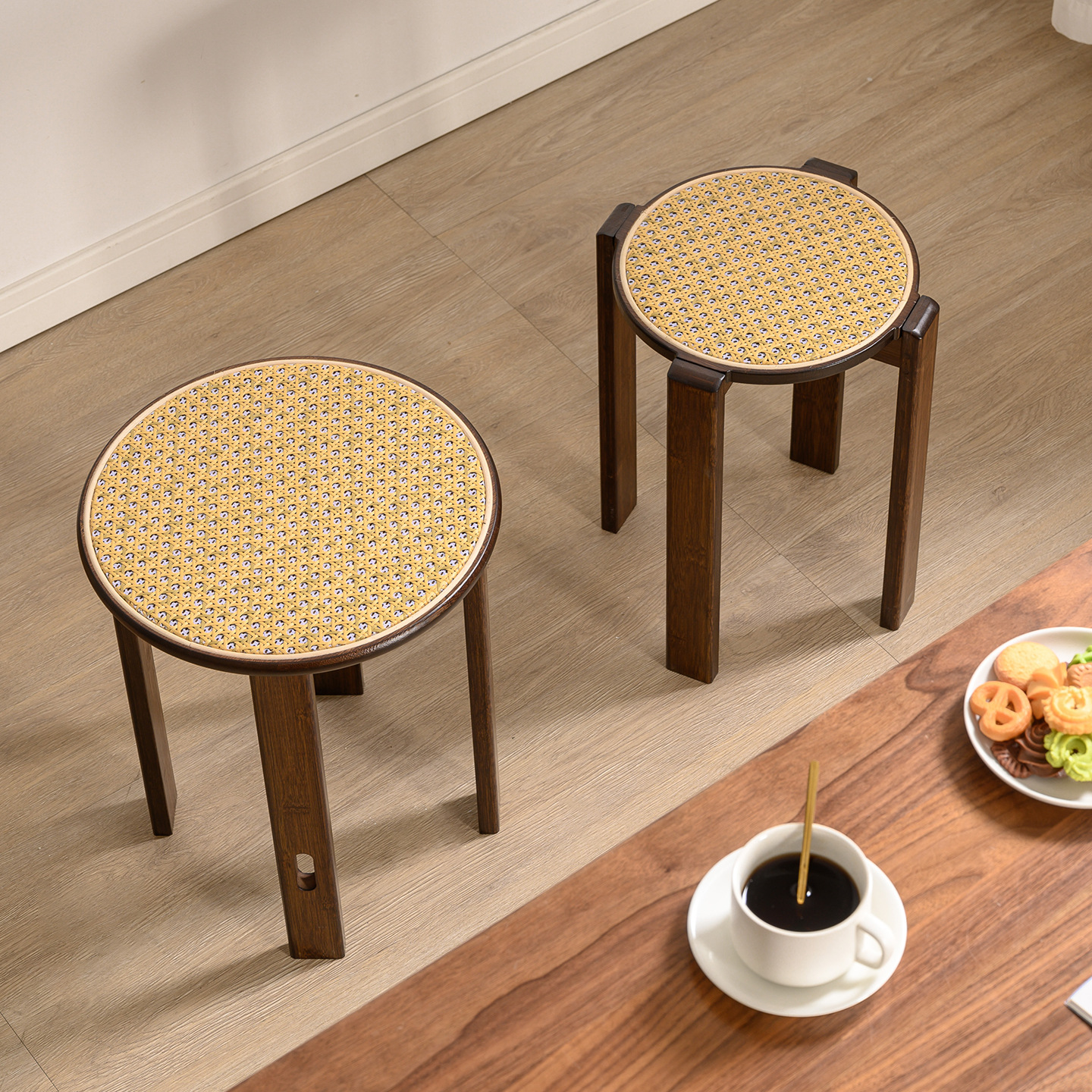 Banco de madera maciza taburete doméstico taburete bajo taburete redondo sala de estar madera de ratán se puede almacenar taburete de molino de viento apilado casual adulto