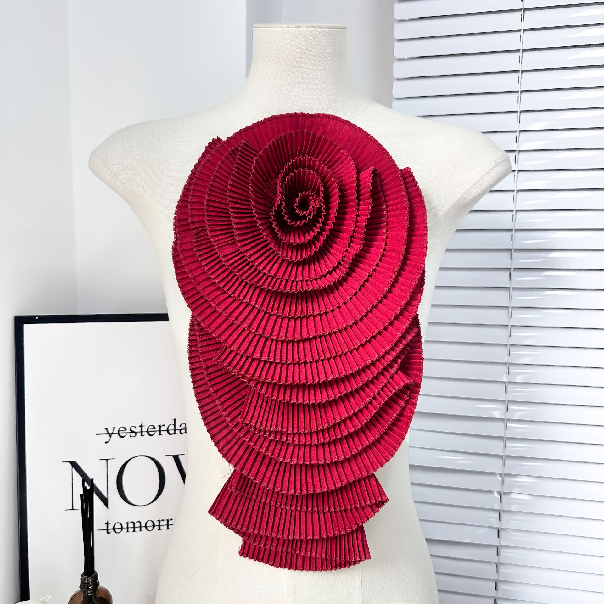 Nuevos adornos de flores grandes plisadas blancas para ropa y vestidos transfronterizos, parches de reparación DIY, accesorios de tela, venta directa de fábrica.