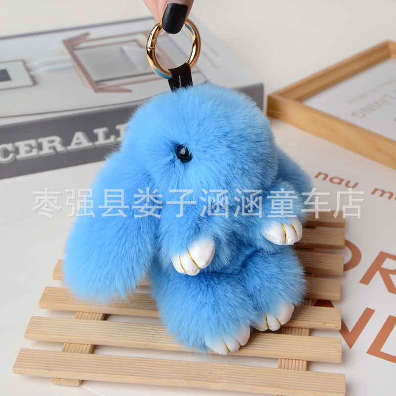 萌えウサギは死んだウサギのストラップを装っています。