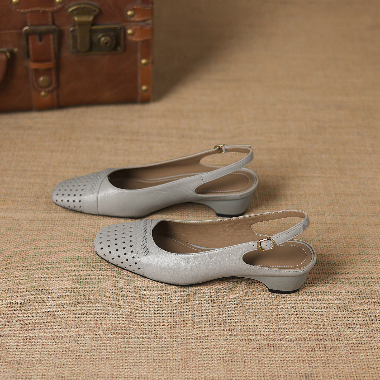 Sandal nữ gót thấp 3.5 cm mũi kín quai ngang khóa một chữ — Sương mù xanh