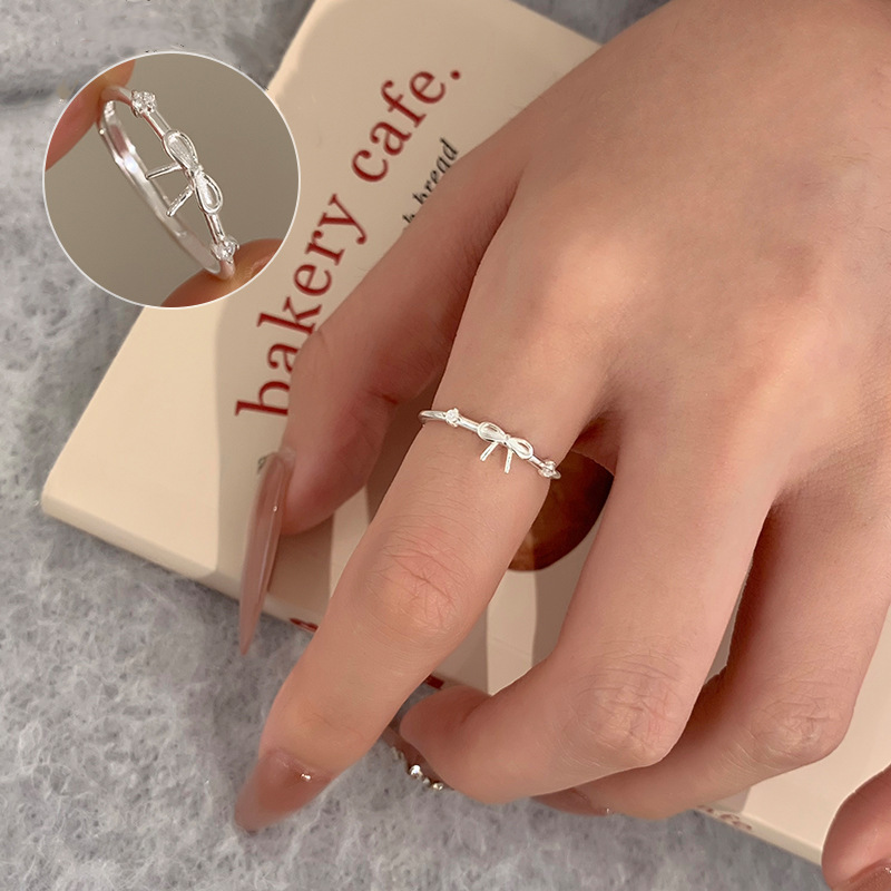Minimalist Iris Flower Ring In 925 Sterling Silver For Women_voghion.com