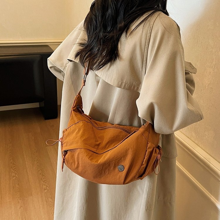Fashionable and simple sporty style large-capacity dumpling bag for women, 2026 new model, lightweight, versatile, casual crossbody bag
