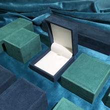 源头工厂直角凸边绒布首饰盒定做时尚饰品珠宝盒戒指吊坠盒加logo