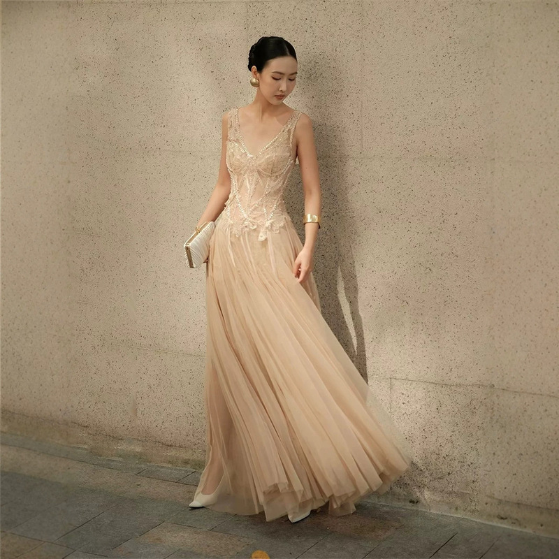 26 Vietnamese niche design, elegant and luxurious sleeveless mesh maxi dress for special occasions