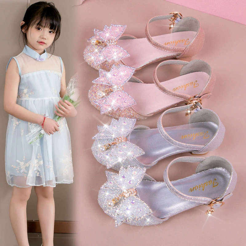 Детские туфли на каблуке, сандалии для девочек, новый стиль лето 2025, маленькие туфли с ароматными кристаллами, универсальные туфли в корейском стиле для принцесс