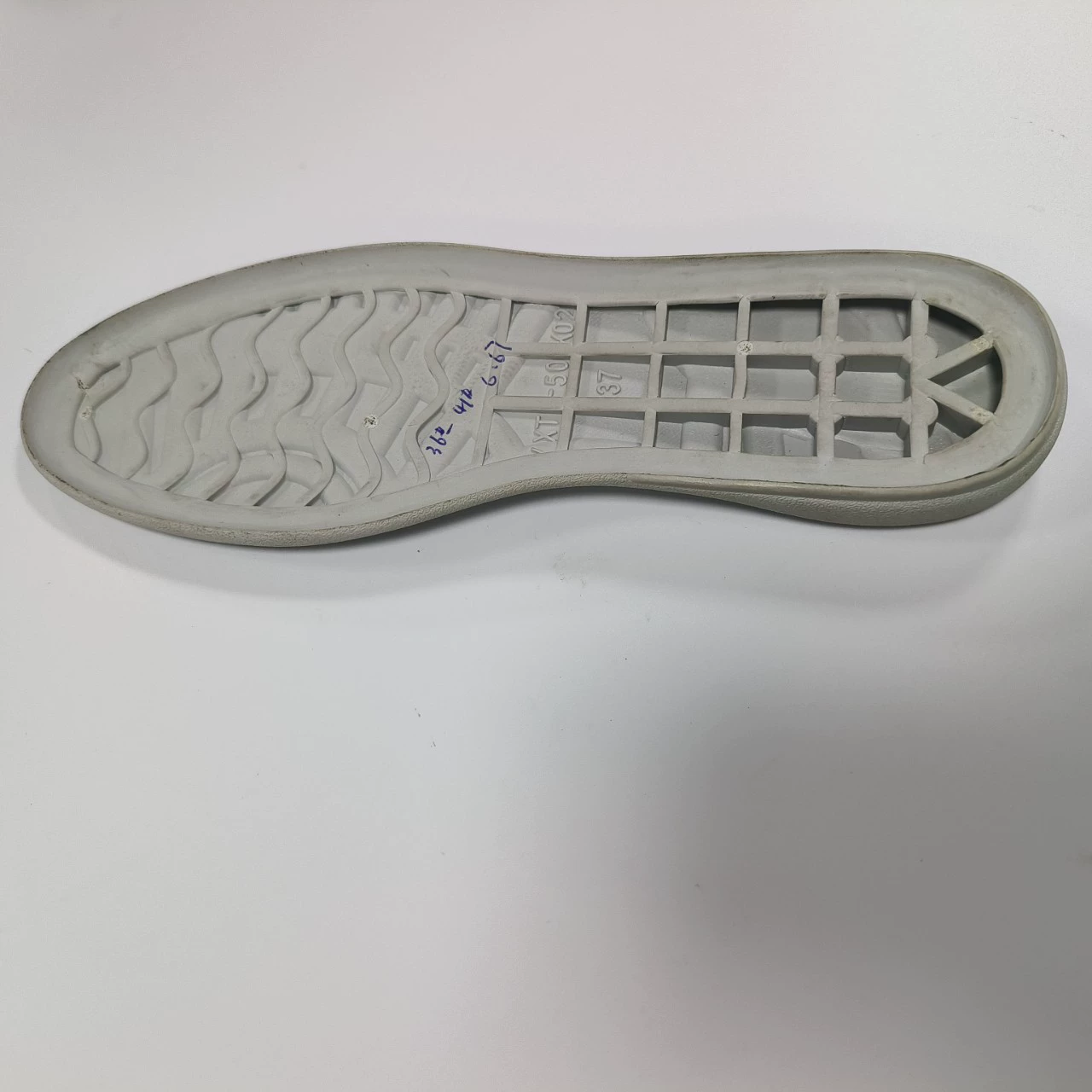 Подошва TPR нескользящая и износостойкая женская повседневная подошва с высокой стороны материал подошвы литья под давлением большой подошвы производителей оптом