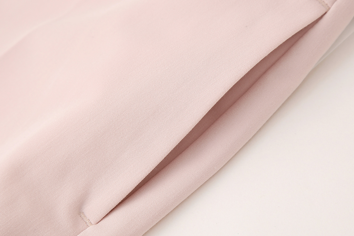 Pantaloni a sigaretta semplici e versatili, casual, tinta unita, della nuova collezione primaverile da donna_voghion.com