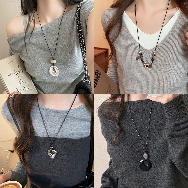 简约抽象镂空几何吊坠项链女2025新款高级感黑皮绳毛衣链挂脖配饰
