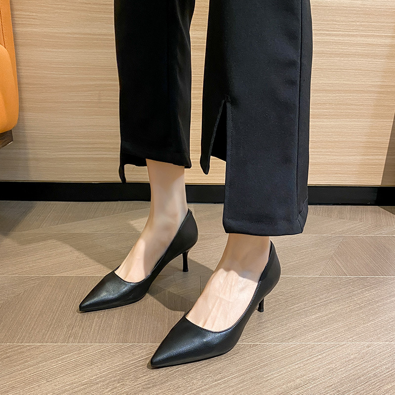 Primavera de 2022 nuevo estilo en línea de chicas francesas desnudas zapatos de tacones altos de tacones delgados sexy zapatos de trabajo negros puntiagudos