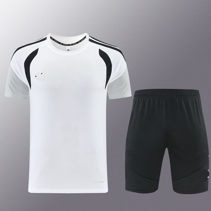 Traje AD12 blanco de manga corta.