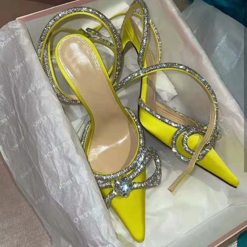 Новые женские туфли 2025 года в европейском и американском стиле: босоножки на высоком каблуке с бантом, стразами, атласные, с острым носком, с вырезами и ремешками, кристальные