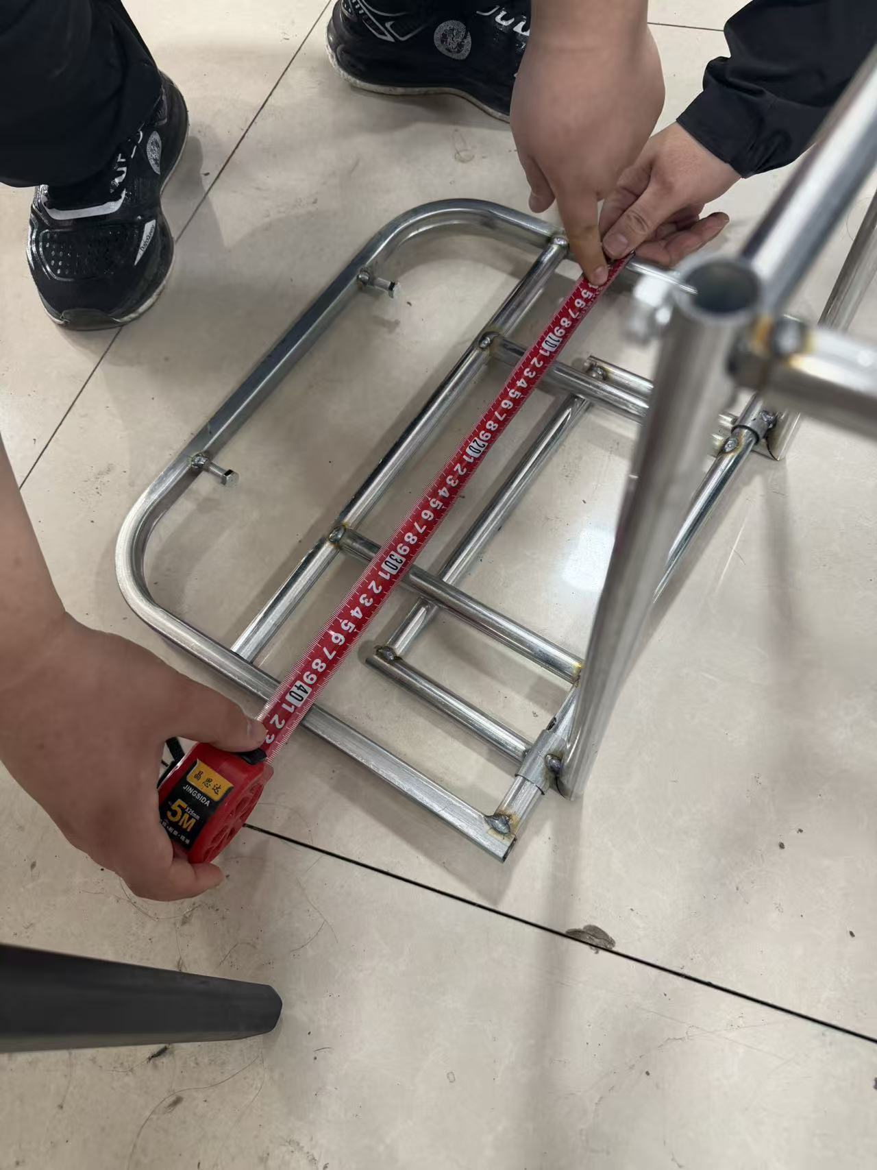 New Model of Electric Scooter Motorcycle Frame with Foldable Heavy-Duty Rack for Street Vending, Two-Wheeled Electric Vehicle Cargo Rack