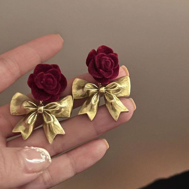 Pendientes de lazo de flor de rosa roja con aguja de plata Pendientes de viento de mujer de temperamento retro Pendientes de todo fósforo de alta gama de moda
