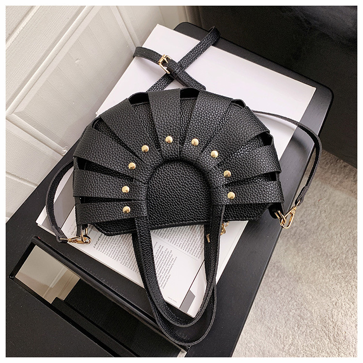 Women's Medium Summer Pu Leather Solid Color Vintage Style Semicircle Zipper Saddle Bag display picture 2