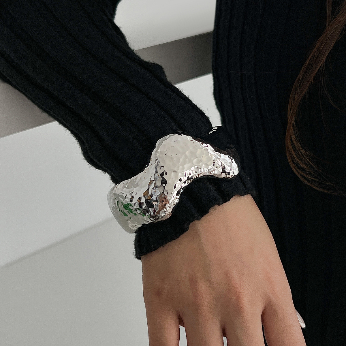 01 White K Bracelet 2547