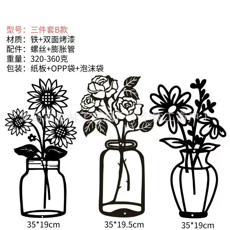 国境を越えた庭園の花、バラ、四つ葉の草、金属製の鉄工品の壁飾り、吊り下げ飾り、庭の地面に飾る置物|undefined