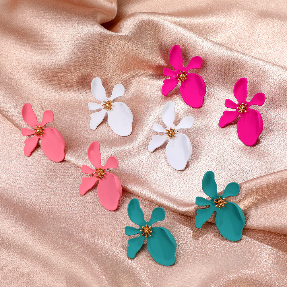 Simple Personality Three-dimensional Flower Earrings display picture 3