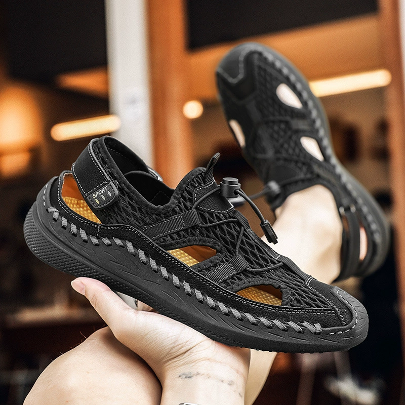 На открытом воздухе дышащая повседневная обувь, носящая нескользкие сандалии за пределами пещеры на пляже Баотоу