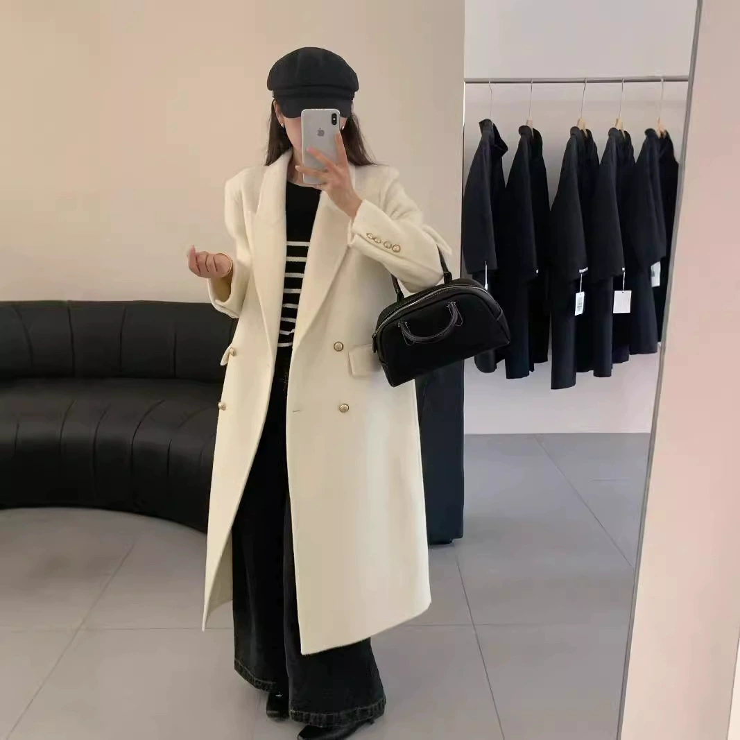 Двубортное шерстяное пальто средней длины из высококачественной двусторонней шерсти с медными пуговицами, с подплечниками, элегантное, универсальное, стройнящее, для осени и зимы.