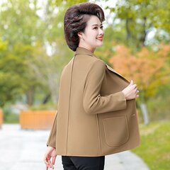 中年のお母さんの春の服のコート2025の新型の50歳の中高年の風衣の女性の春秋の大きいサイズの洋風の上着のジャケット