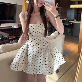 波点绑带连衣裙女2025夏季高级感甜辣露背收腰显瘦蓬蓬吊带短裙潮