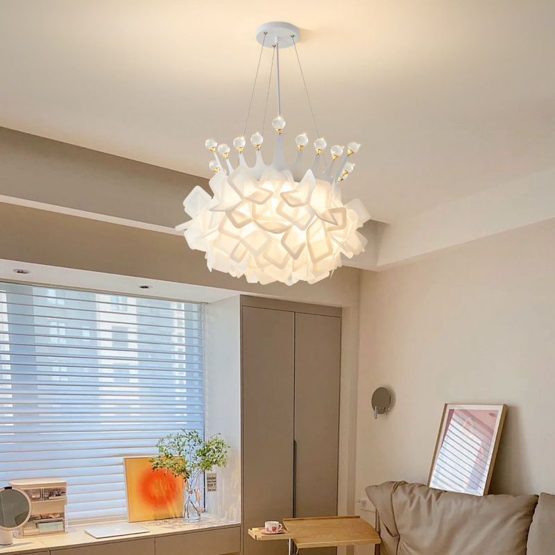 Diseñador italiano lámpara de dormitorio lámpara de techo pétalos lámpara de dormitorio principal simple lámpara de sala de estar moderna 194L