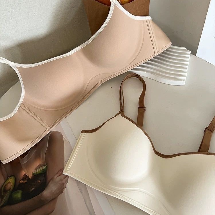 Los pechos pequeños de encaje francés muestran ropa interior de niña grande y pura