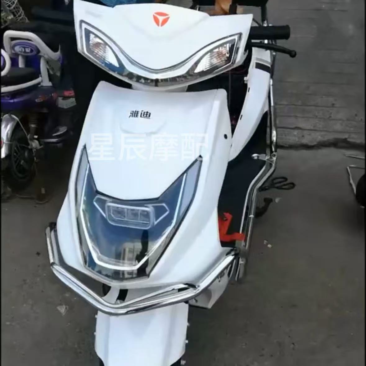 Accesorios de carcasa de fábrica original de automóviles eléctricos Yadi Ruizhan, pintura horneada, tres generaciones de nuevo día H3 placa de barro delantera carcasa de plástico