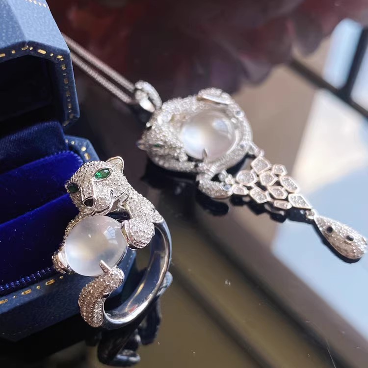 De alta calidad de espuma de agua de Calcedonia natural Jade leopardo colgante collar ágata cabeza de leopardo anillo de luz de lujo temperamento colorido traje del tesoro de las mujeres